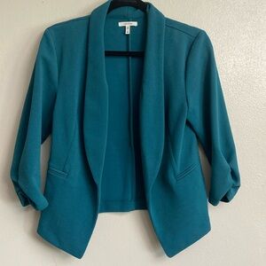 Blazer with ¾ sleeves.